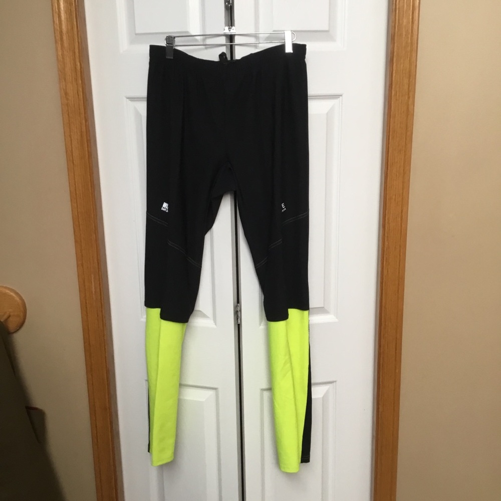 Men’s soft shell running pants.
